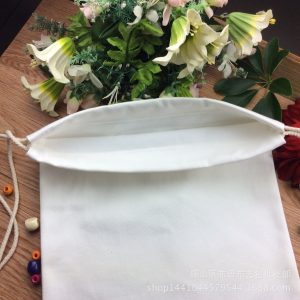Drawstring canvas bag on both shoulders