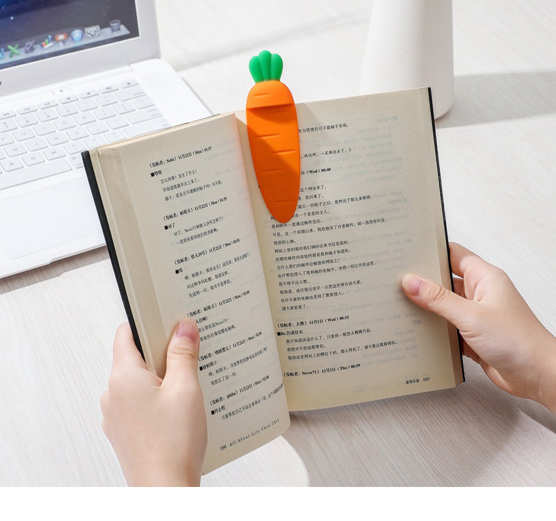 Bookmark in the shape of a carrot