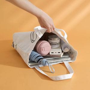Large capacity canvas bag with inner pocket