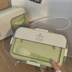Simple compartmentalized plastic lunch box