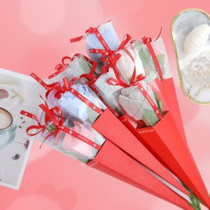 Fresh flowers and rose-shaped towels